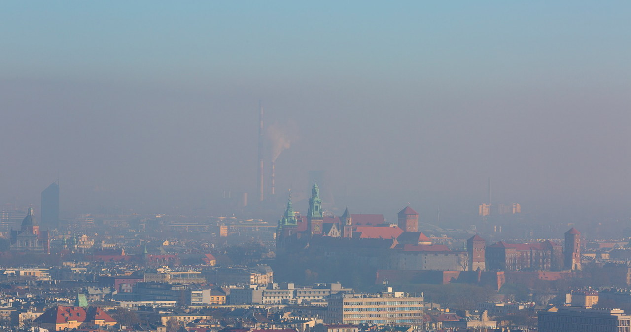 Smog Cichy Zabójca W Powietrzu Kobieta W Interiapl 5462