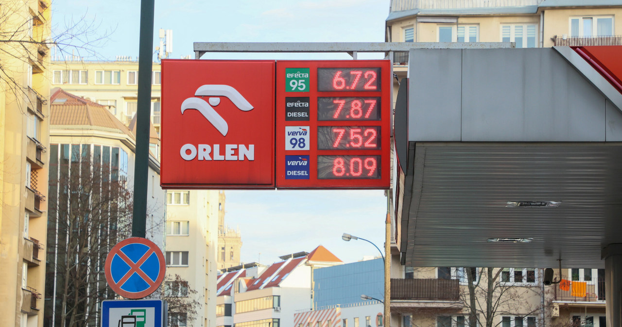 Pomimo podwyżki stawki VAT od nowego roku, ceny paliw na stacjach nie wzrosły. Zdaniem ekspertów wynika to z wysokich marż Orlenu /Paweł Wodzyński /East News