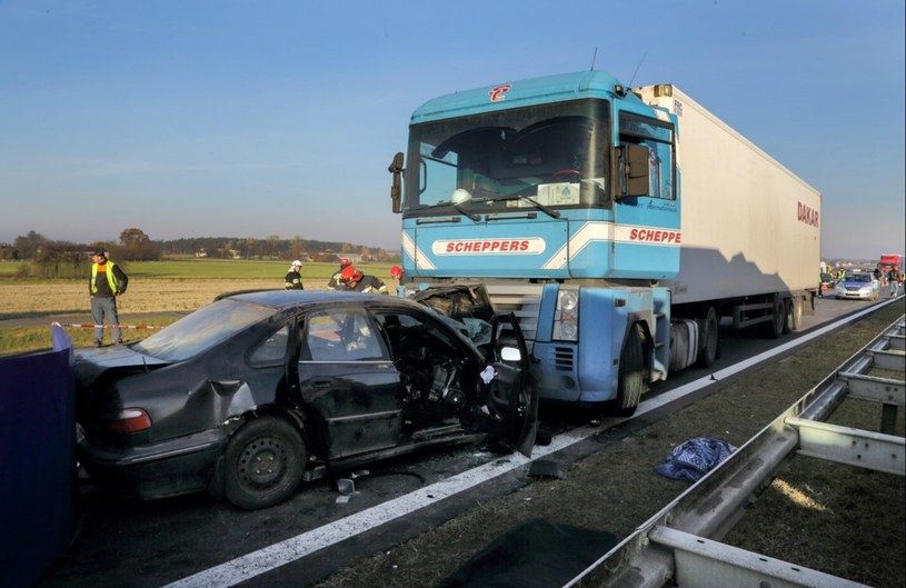 Pomimo tego, że ciężarówka zdążyła niemal się zatrzymać, samochód uległ bardzo poważnemu uszkodzeniu /Grzegorz Michałowski /PAP