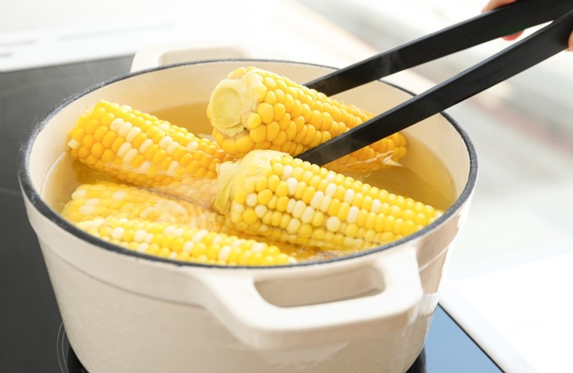 Pomiń ten składnik w gotowaniu kukurydzy. Nie zmarnujesz warzywa, zyskasz smaczną przekąskę