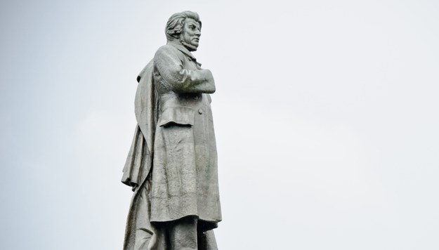 Pomnik Adama Mickiewicza na Krakowskim Przedmieściu w Warszawie /Wojciech Pacewicz /PAP