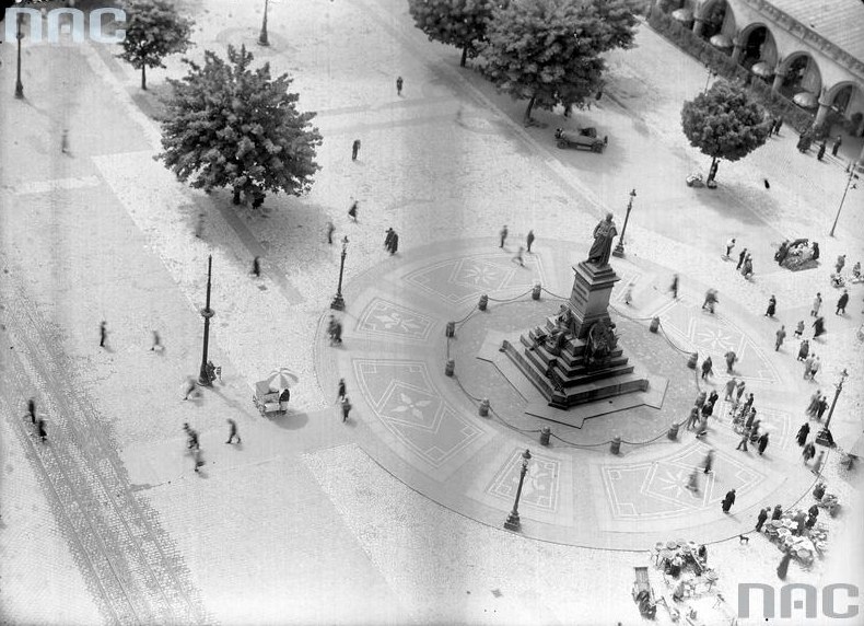 Pomnik Adama Mickiewicza na Rynku Głównym. Widok ogólny z Wieży Mariackiej w 1937 roku /Z archiwum Narodowego Archiwum Cyfrowego