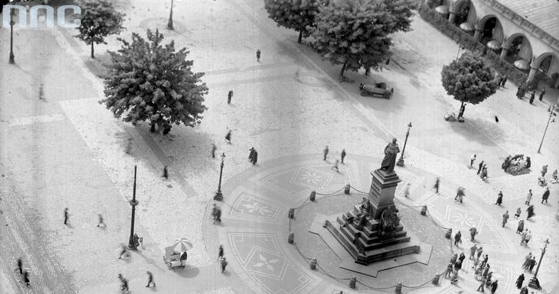 Pomnik Adama Mickiewicza na Rynku Głównym. Widok ogólny z Wieży Mariackiej w 1937 roku /Z archiwum Narodowego Archiwum Cyfrowego