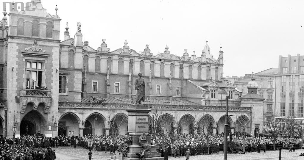 Pomnik Adama Mickiewicza. Na zdjęciu uroczystości z okazji 25. rocznicy śmierci Stanisława Wyspiańskiego w 1932 roku /Z archiwum Narodowego Archiwum Cyfrowego