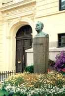 Pomnik Alfreda Nobla przed  instytutem w Oslo /Encyklopedia Internautica