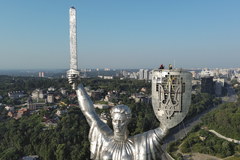 Pomnik "Matki Ojczyzny" w Kijowie z ukraińskim trójzębem