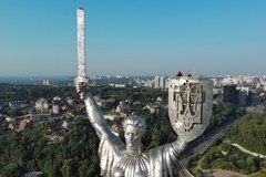 Pomnik "Matki Ojczyzny" w Kijowie z ukraińskim trójzębem