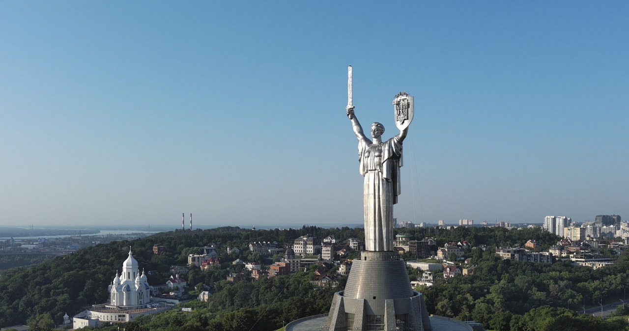 Pomnik "Matki Ojczyzny" w Kijowie z ukraińskim trójzębem