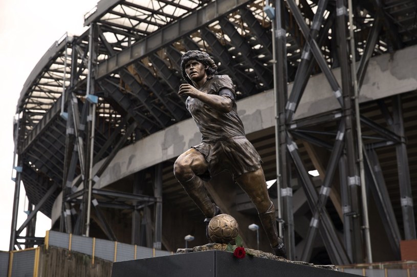 Pomnik argentyńskiej legendy piłki nożnej Diego Maradony w Neapolu /STRINGER /AFP