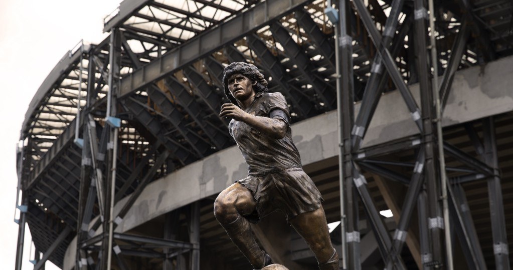 Pomnik argentyńskiej legendy piłki nożnej Diego Maradony w Neapolu /STRINGER /AFP