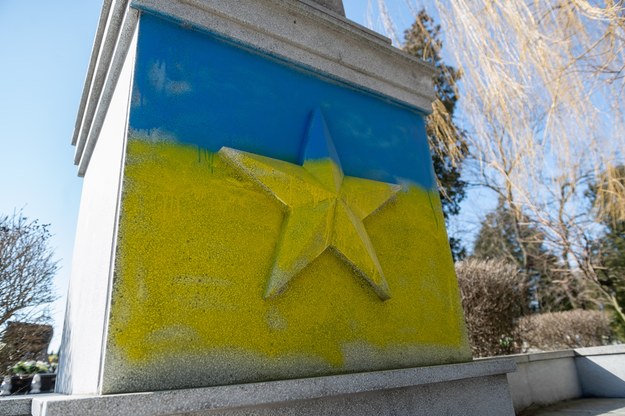 Pomnik Armii Czerwonej w Gnieźnie pomalowany w barwy Ukrainy /	Jakub Kaczmarczyk   /PAP
