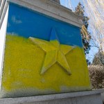 Pomnik Armii Czerwonej w Gnieźnie pomalowany w barwy Ukrainy