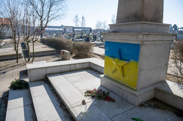 Pomnik Armii Czerwonej w Gnieźnie pomalowany w barwy Ukrainy /	Jakub Kaczmarczyk   /PAP