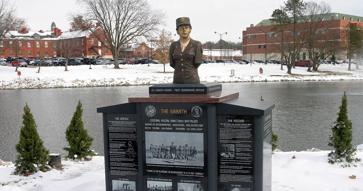 Pomnik batalionu pocztowego 6888 /zdjęcie www.womenofthe6888th.org /domena publiczna