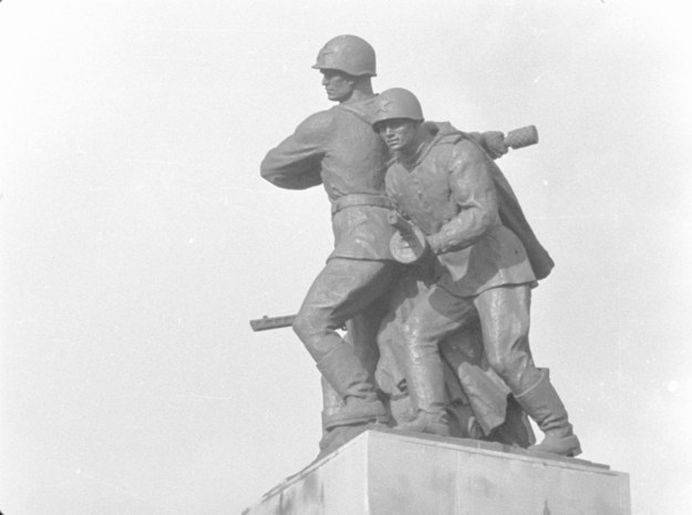 Pomnik Braterstwa Broni na Pradze Północ. Zdjęcie archiwalne /CAF /PAP