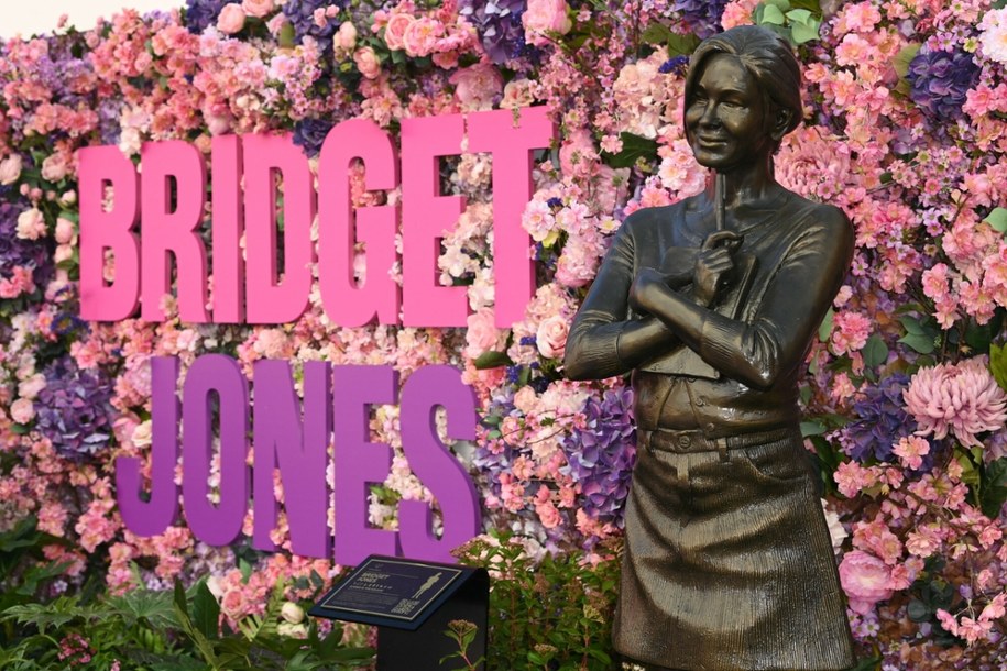 Pomnik Bridget Jones na Leicester Square w Londynie /David Fisher/Shutterstock/Rex Features /East News