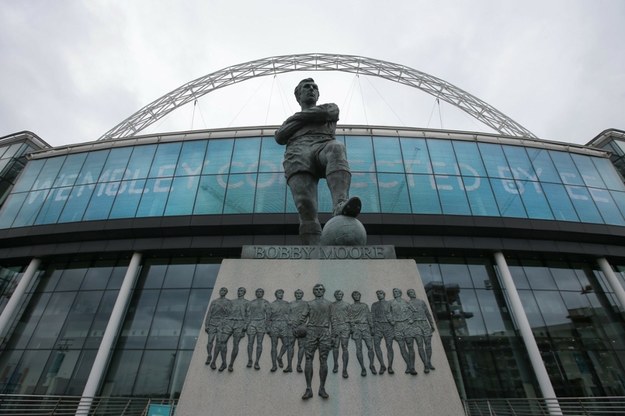 Pomnik byłego kapitana piłkarskiej reprezentacji Anglii Bobby'ego Moore'a przed stadionem Wembley /DANIEL LEAL-OLIVAS /East News