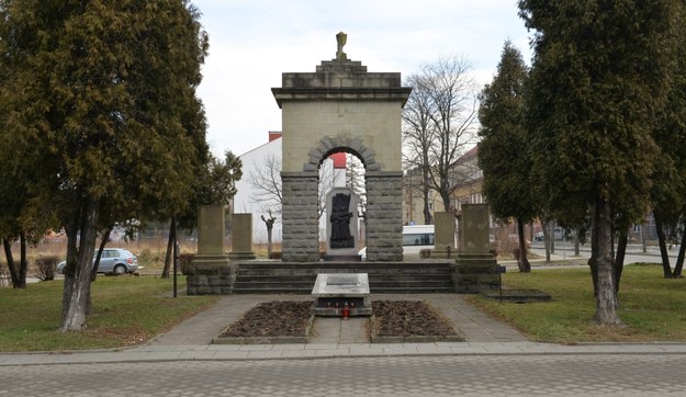 Pomnik Chwały Armii Czerwonej przy al. Wolności w Nowym Sączu / 	Jacek Bednarczyk    /PAP