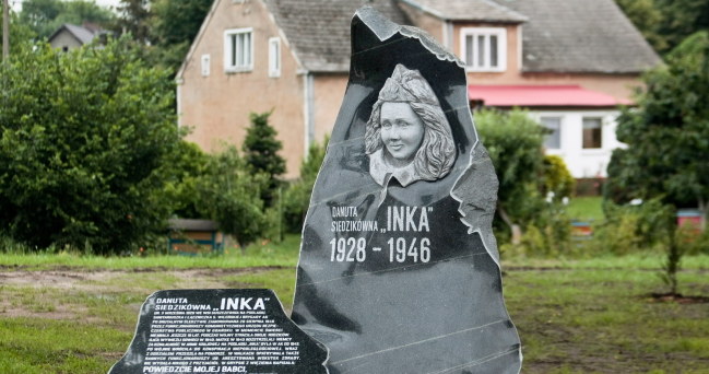 Pomnik Danuty Siedzikówny ps. Inka odsłonięty w Krzeszycach /Lech Muszyński /PAP