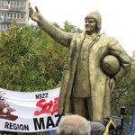 Pomnik Donalda Tuska stanął przed Sejmem