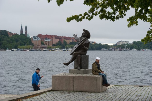Pomnik Everta Taube, szwedzkiego pisarza, kompozytora i piosenkarza na nabrzeżu Sztokholmu /Grzegorz Michałowski /PAP
