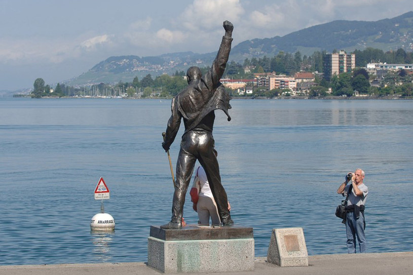 Pomnik Freddiego Mercury'ego zwrócony w stronę Jeziora Genewskiego /Reporter