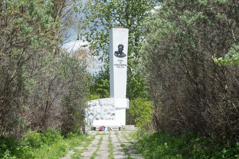 Pomnik gen. Czerniachowskiego w Pieniężnie, 2014 rok /Łukasz Dejnarowicz /Agencja FORUM