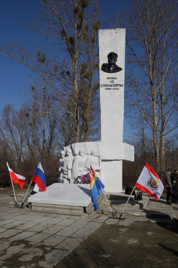 Pomnik generała Armii Czerwonej Iwana Czerniachowskiego w Pieniężnie /Tomasz Waszczuk /PAP