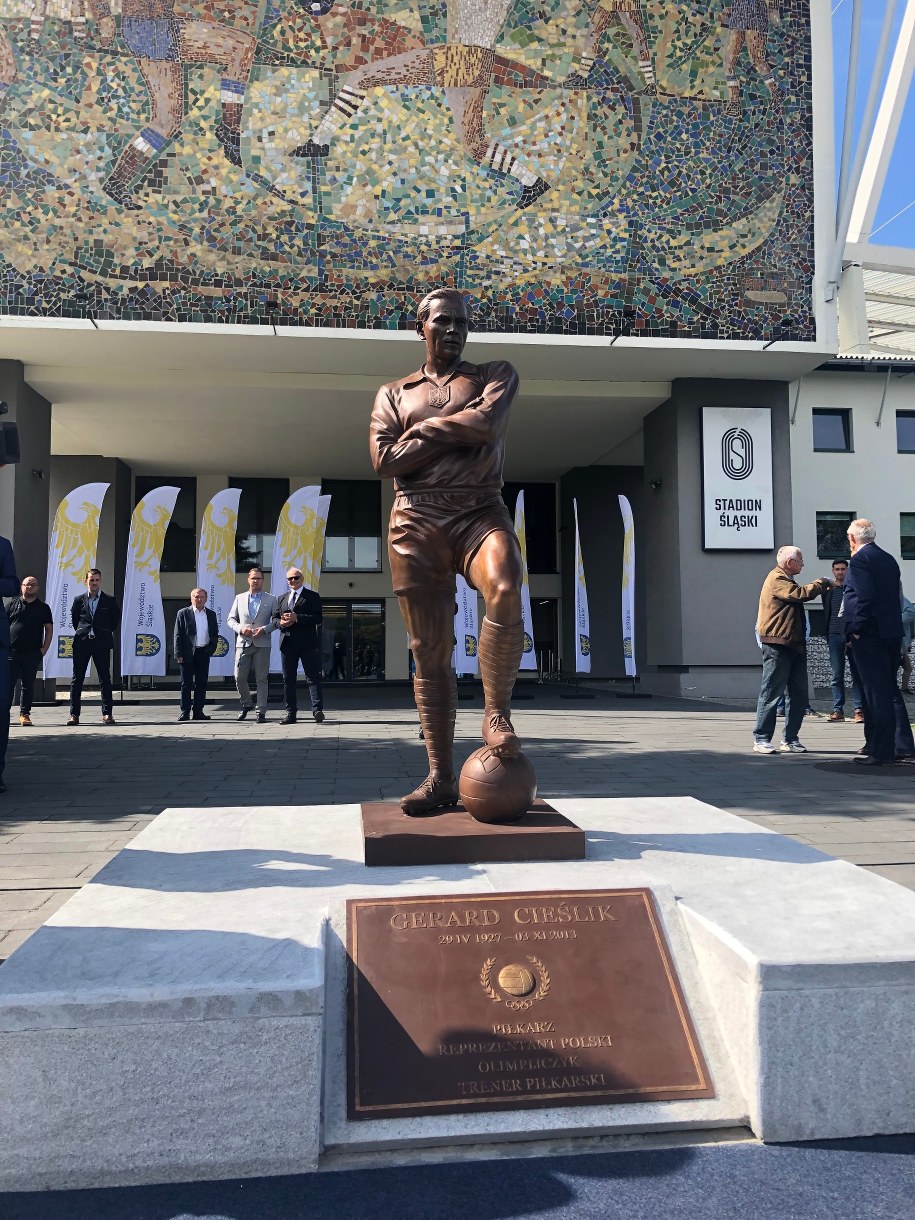 Pomnik Gerarda Cieślika przed Stadionem Śląskim /Wojciech Marczyk /RMF FM