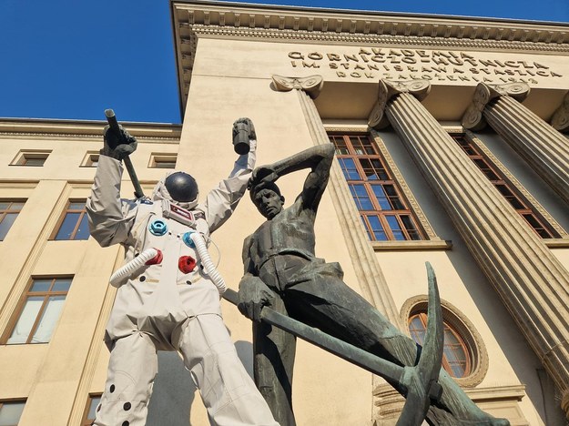 Pomnik górnika przy gmachu głównym AGH zamienił się w astronautę /Materiały prasowe