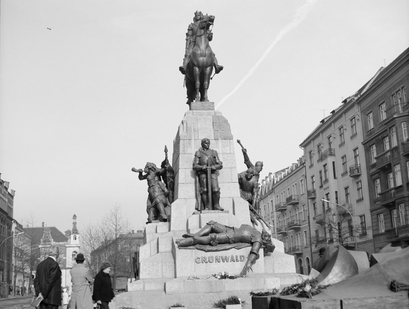 Pomnik Grunwaldzki w Krakowie - zniszczony w 1939 r., zrekonstruowany i odsłonięty 16.10.1976 /Henryk Hermanowicz  /Agencja FORUM