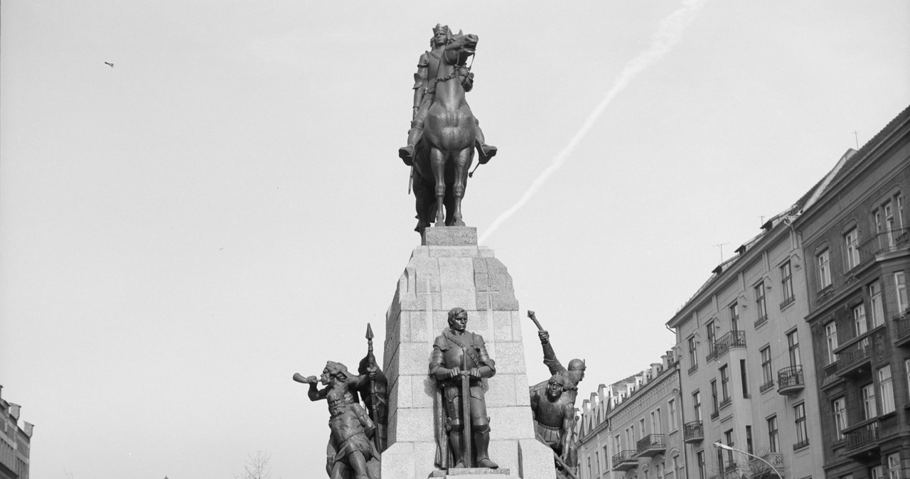 Pomnik Grunwaldzki w Krakowie - zniszczony w 1939 r., zrekonstruowany i odsłonięty 16.10.1976 /Henryk Hermanowicz  /Agencja FORUM