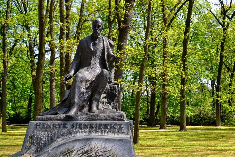 Pomnik Henryka Sienkiewicza w Warszawie /Shutterstock