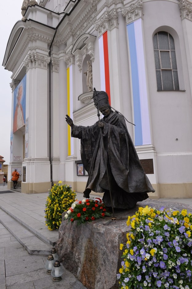Pomnik Jana Pawła II na tle Bazyliki Mniejszej Ofiarowania Najświętszej Maryi Panny w Wadowicach /Jacek Bednarczyk /PAP