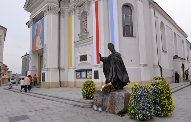 Pomnik Jana Pawła II na tle Bazyliki Mniejszej Ofiarowania Najświętszej Maryi Panny w Wadowicach /PAP/Jacek Bednarczyk /PAP