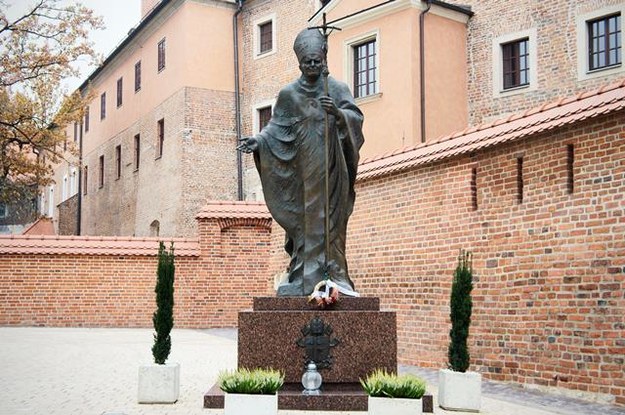 Pomnik Jana Pawła II na Wawelu w Krakowie /CTK/Sojka Libor    /PAP