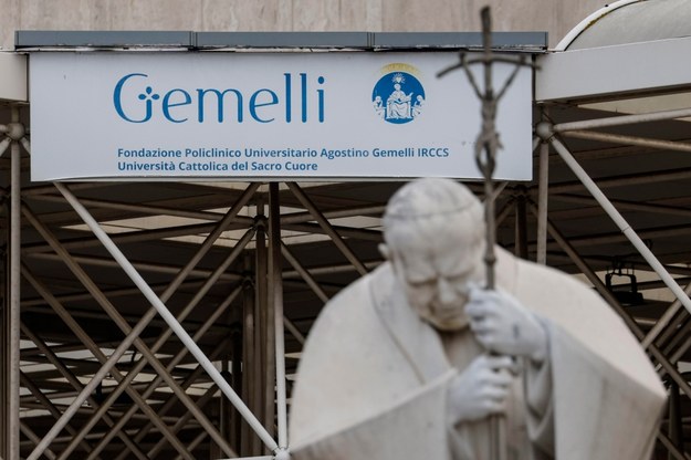 Pomnik Jana Pawła II przed kliniką Gemelli /Fabio Frustaci /PAP/EPA