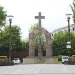 Pomnik Jana Pawła II w Ploermel przeniesiony na teren prywatny. Powodem krzyż