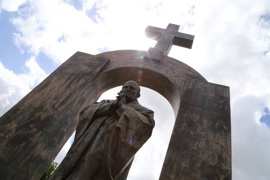 Pomnik Jana Pawła II w Ploermel /Bruno Perrel/Panoramic /PAP/EPA