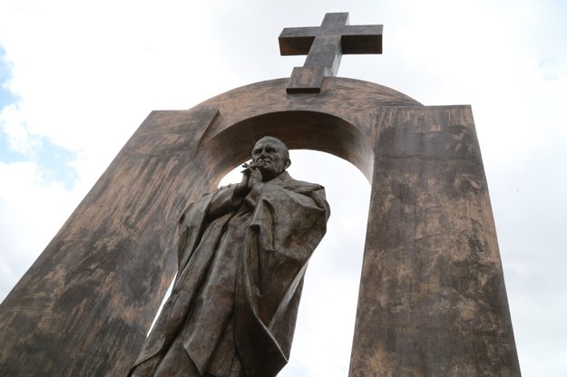 Pomnik Jana Pawła II w Ploermel /Bruno Perrel/Panoramic /PAP/EPA