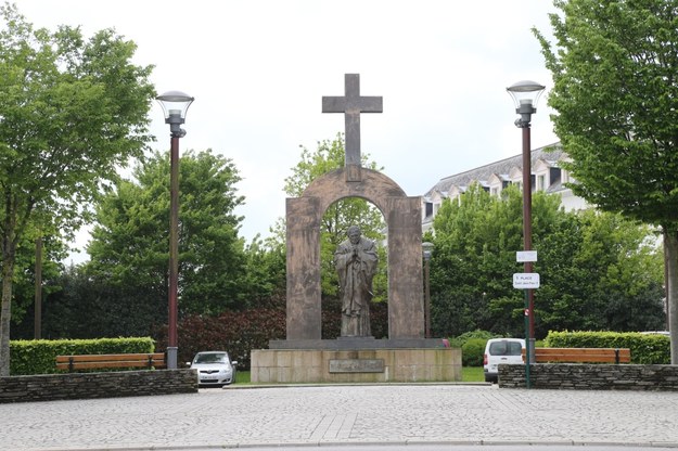 Pomnik Jana Pawła II został przeniesiony /Bruno Perrel/Panoramic /PAP
