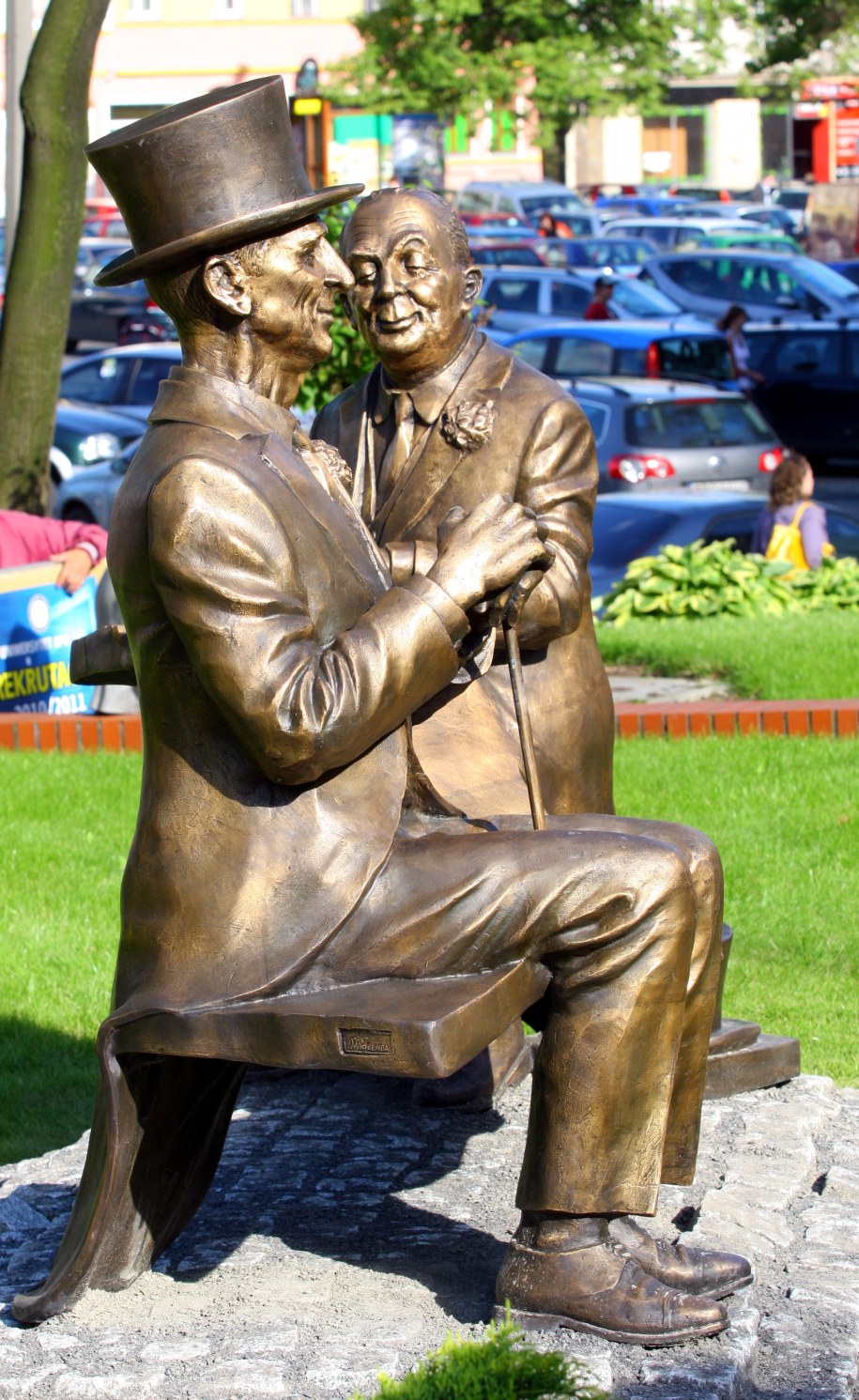 Pomnik Jerzego Wasowskiego i Jeremiego Przybory na Wzgórzu Uniwersyteckim w Opolu /Krzysztof Świderski /PAP