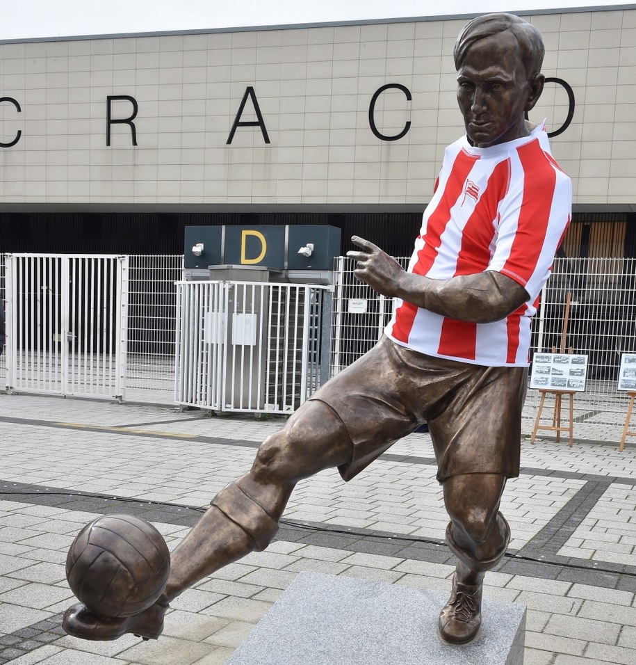 Pomnik Józefa Kałuży przed Stadionem Cracovii /Jacek Bednarczyk /PAP