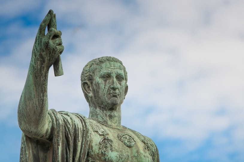 Pomnik Juliusza Cezara przy Via dell Tulliano w Rzymie /123/RF PICSEL