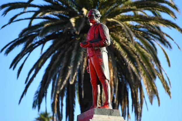 Pomnik kapitana Cooka w Melbourne był już w przeszłości niszczony . W 2022 roku ktoś oblał go czerwoną farbą. /JAMES ROSS /PAP/EPA