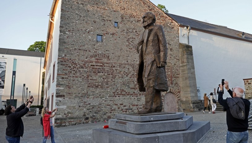 W Trewirze świętowano 200. rocznicę urodzin Karola Marksa. Postawiono pomnik Pomnik Karola Marksa w Trewirze /RONALD WITTEK /PAP/EPA