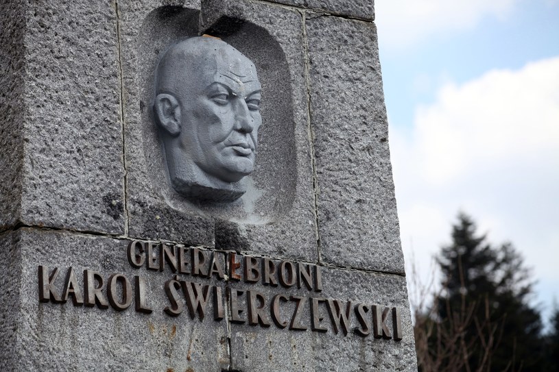 Pomnik Karola Świerczewskiego w Jabłonkach /Principes /Reporter