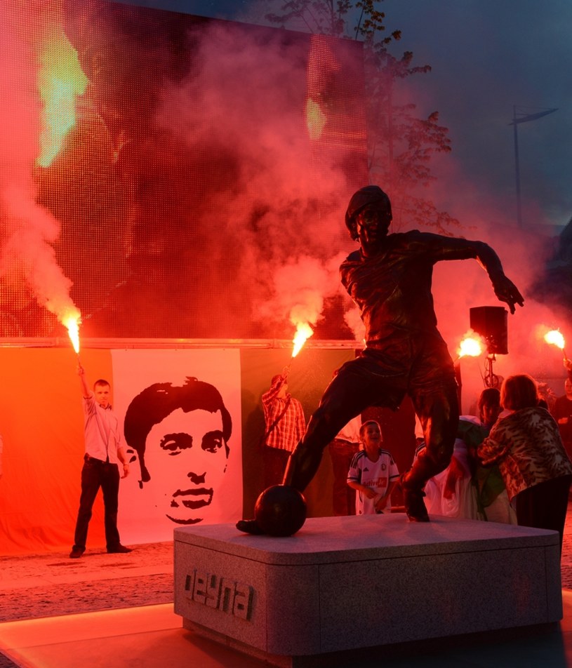 Pomnik Kazimierza Deyny przy stadionie Legii Warszawa /East News /East News