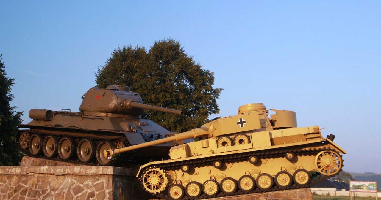 Pomnik krwawej operacji dukielsko-preszowskiej, na postumencie stoi radziecki czolg T-34 miazdzacy gasiennicami niemiecki czolg PzKpfw IV. /MAREK ZAJDLER/East News /Agencja SE/East News