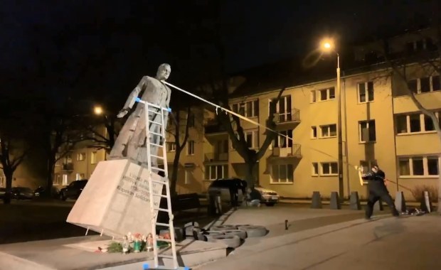 Pomnik ks. Jankowskiego przewrócony. Trzy osoby zatrzymane